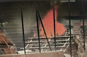 Scopri di più sull'articolo Incendio devastante in deposito edile a Favara: nube nera sopra la città