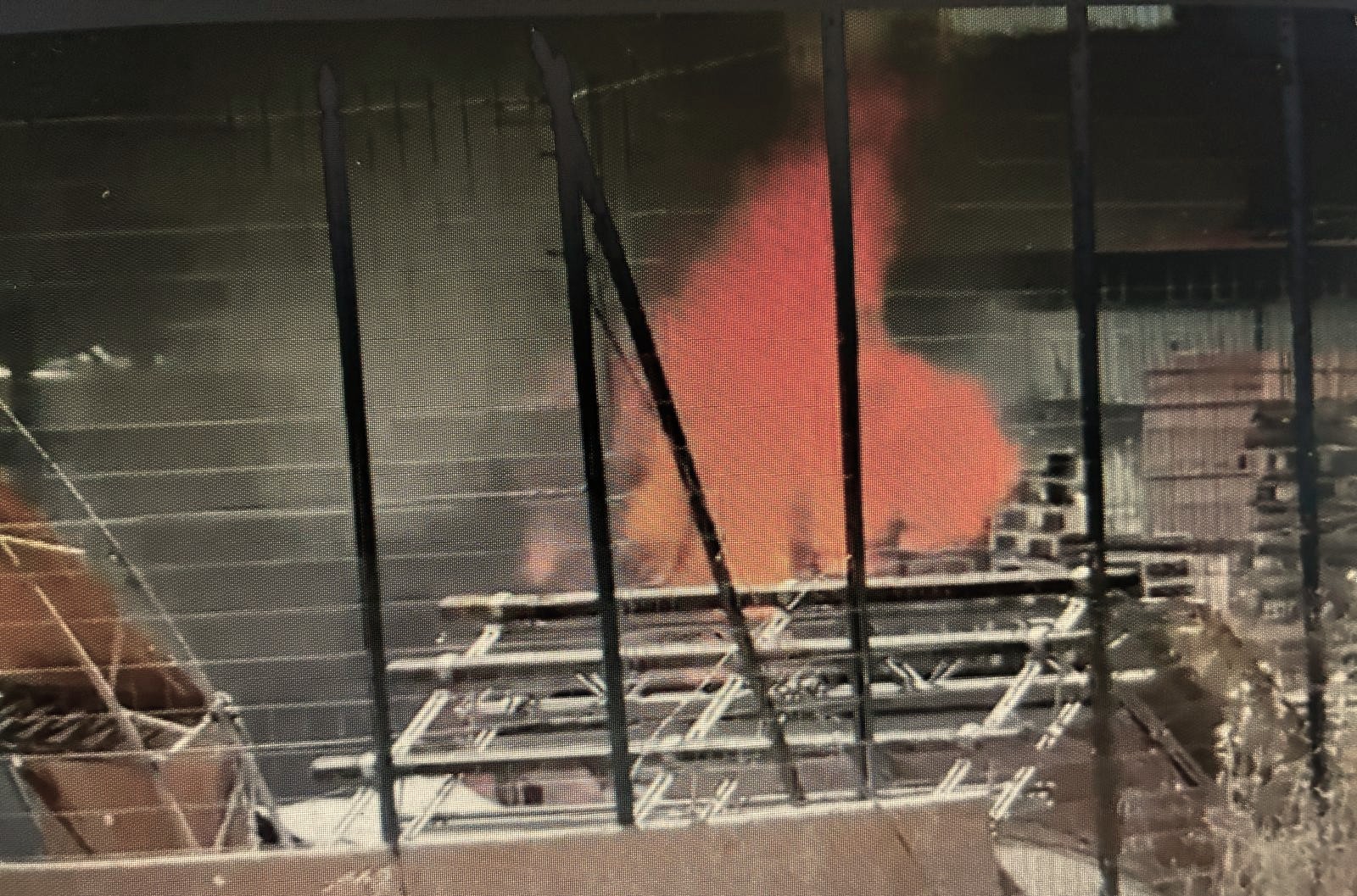 Al momento stai visualizzando Incendio devastante in deposito edile a Favara: nube nera sopra la città