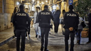 Scopri di più sull'articolo Favarese aggredisce poliziotto in via Atenea: patteggiamento e libertà