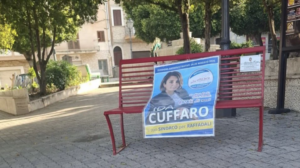 Scopri di più sull'articolo Ida Cuffaro denuncia la violenza sulle donne con un manifesto sulla panchina rossa