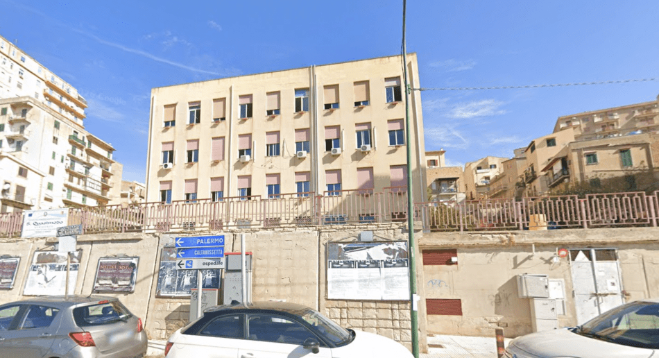 Al momento stai visualizzando Crollo dell’intonaco in via Don Bosco, scuola chiusa per sicurezza