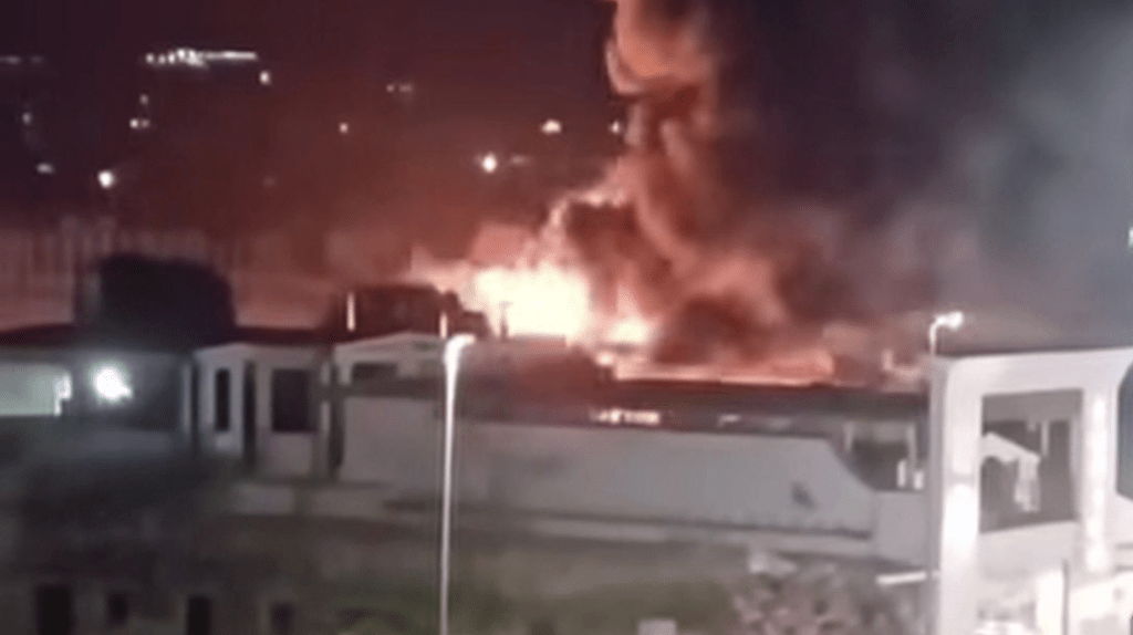 Al momento stai visualizzando Incendio devasta Licata: tubi di una ditta in fiamme durante i lavori