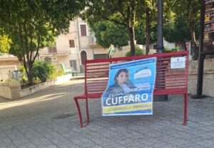 Scopri di più sull'articolo Panchina rossa di Raffadali con manifesto di Ida Cuffaro: mistero da risolvere