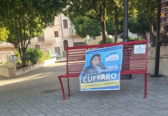 Al momento stai visualizzando Panchina rossa di Raffadali con manifesto di Ida Cuffaro: mistero da risolvere