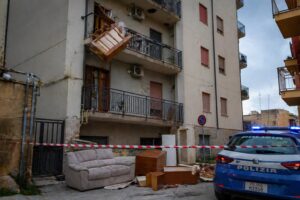 Scopri di più sull'articolo Tragedia sfiorata ad Agrigento: 26enne denunciato per mobili lanciati dal balcone