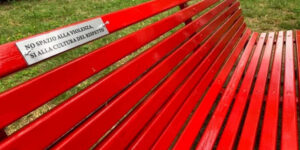 Scopri di più sull'articolo Una panchina rossa ad Agrigento in memoria di Antonella Alfano, vittima di femminicidio