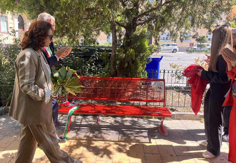 Al momento stai visualizzando Ad Agrigento una panchina rossa in memoria di Antonella Alfano, vittima di femminicidio