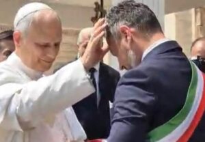 Scopri di più sull'articolo Il Sindaco Nigrelli celebra l’anniversario di Papa Leone XIV con entusiasmo