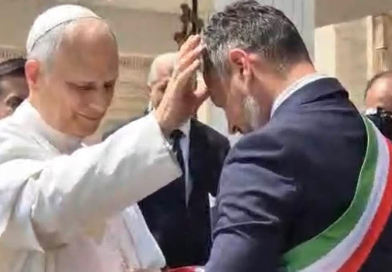 Al momento stai visualizzando Il Sindaco Nigrelli celebra l’anniversario di Papa Leone XIV con entusiasmo
