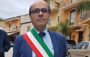 Scopri di più sull'articolo Minaccia a Calamonaci: manifesto funebre con l’immagine del sindaco