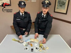 Scopri di più sull'articolo Coppia arrestata: trovati droga e denaro nella loro abitazione