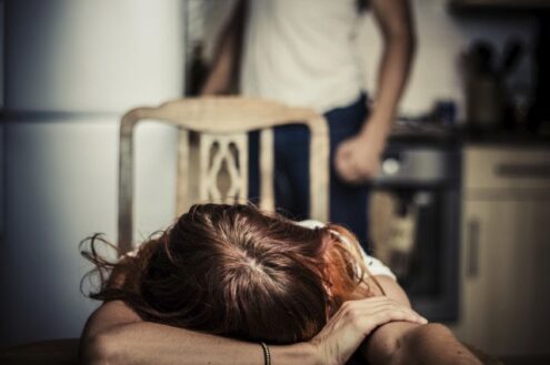 Al momento stai visualizzando Arrestato 35enne per violenze e minacce alla moglie in presenza del figlio