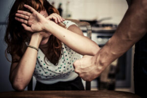 Scopri di più sull'articolo Arrestato 42enne per violenza domestica dopo una notte di eccessi