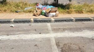 Scopri di più sull'articolo Piazza dei Vespri a Villaggio Mosè: odori insopportabili e degrado crescente