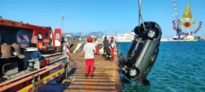 Scopri di più sull'articolo Auto in mare: conducente perde la vita in tragico incidente