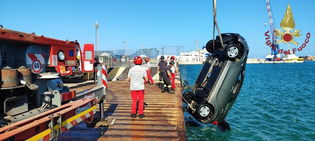Al momento stai visualizzando Auto finisce in mare: tragico incidente costa la vita al conducente