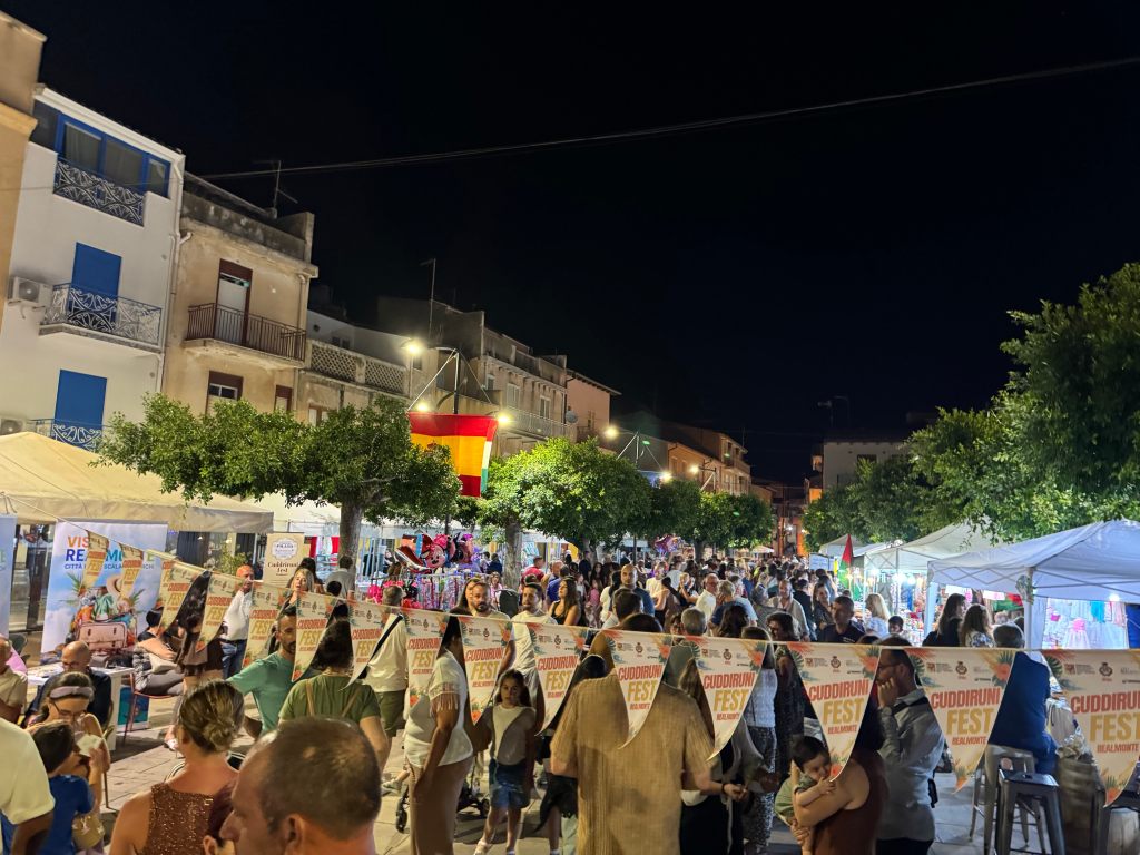 Al momento stai visualizzando Piazza Umberto I gremita per il “Cuddiruni Fest”, stasera il gran finale