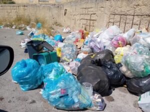Scopri di più sull'articolo Canicattì, discarica abusiva in via Pertini: rifiuti abbandonati da giorni