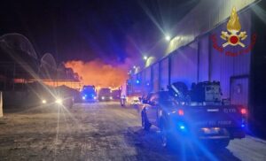 Scopri di più sull'articolo Indagini avviate dopo l’incendio in un’azienda di rifiuti locale