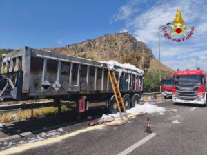 Scopri di più sull'articolo Incendio di un autoarticolato sulla Palermo-Catania: autista sano e salvo