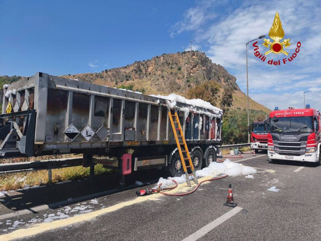 Al momento stai visualizzando Incendio di un autoarticolato sulla Palermo-Catania: autista sano e salvo