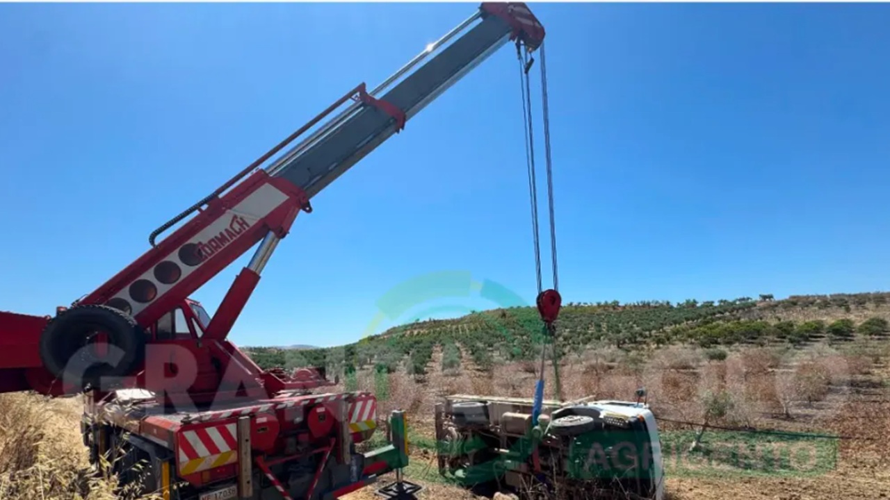 Al momento stai visualizzando Agricoltore perde la vita in un tragico ribaltamento di camion a Ribera