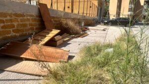 Scopri di più sull'articolo Discarica abusiva di infissi e materassi in via Caruso Lanza
