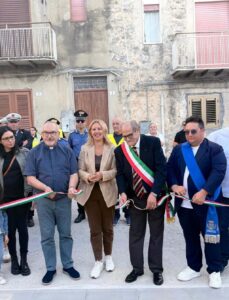 Scopri di più sull'articolo Nuova vita per Castrofilippo: inaugurata la piazza Savatteri