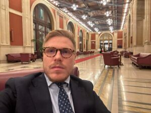Scopri di più sull'articolo Due deputati abbandonano il M5S e si uniscono a Controcorrente di La Vardera