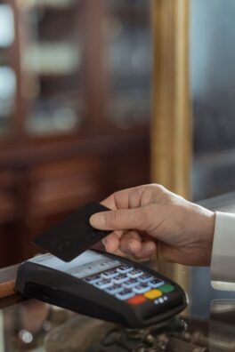 Al momento stai visualizzando Denunciato 43enne per acquisti con carta di credito rubata in tabaccheria