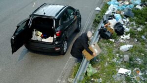 Scopri di più sull'articolo Abbandono di rifiuti: un cittadino denuncia l’autore grazie a un video