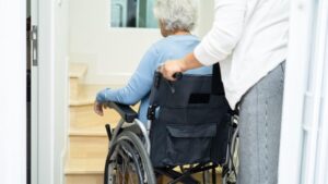 Scopri di più sull'articolo Fondi per abbattere le barriere architettoniche, ma la vittima non vedrà i lavori