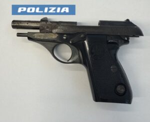 Scopri di più sull'articolo Arrestato 56enne con pistola carica nel marsupio: scatta la denuncia