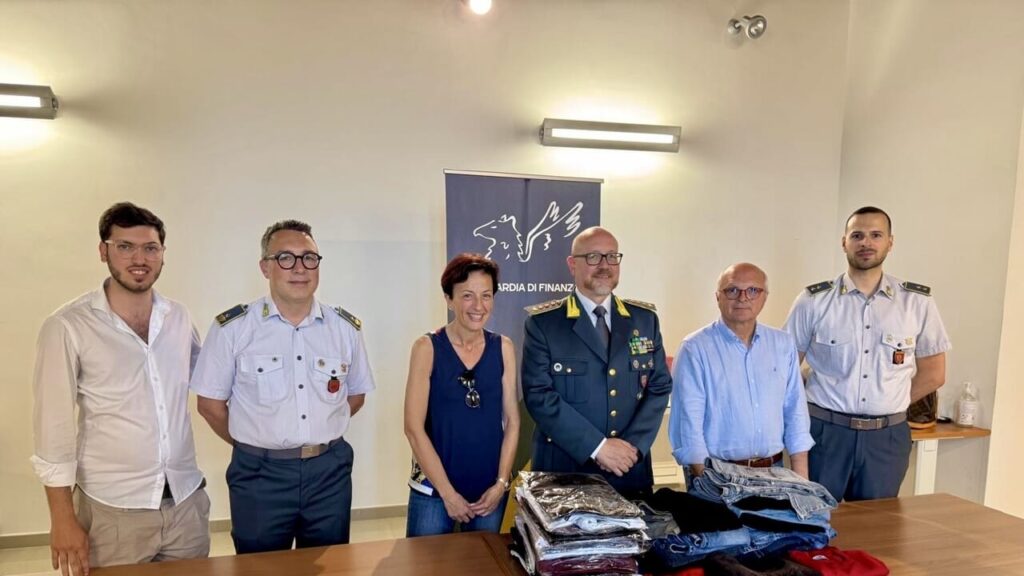 Al momento stai visualizzando La Guardia di Finanza di Agrigento sostiene la Croce Rossa con una donazione