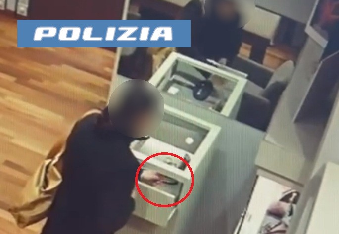 Al momento stai visualizzando Denunciata una 44enne per un furto da 10 mila euro in due gioiellerie