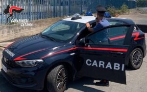 Scopri di più sull'articolo Denunciato uomo con martello e coltello nascosti nella cintura dei pantaloni