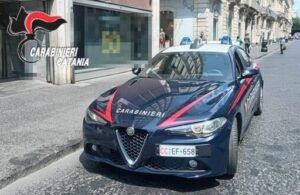 Scopri di più sull'articolo Denunciato per furto: tenta di nascondere profumo sotto i vestiti