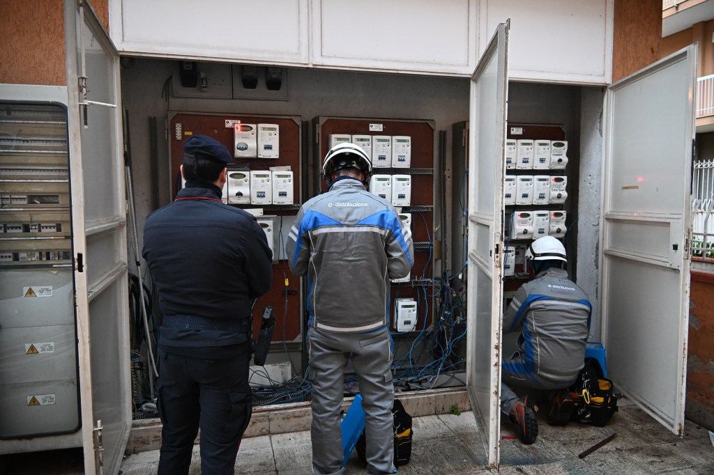 Al momento stai visualizzando Otto persone denunciate per allacci abusivi alla rete elettrica