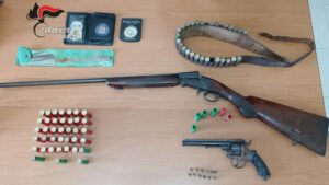 Scopri di più sull'articolo Arrestato un 50enne: trovati armi e bombe a mano in un casolare