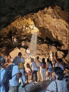 Scopri di più sull'articolo Il solstizio illumina la grotta Agnello: la testimonianza di Antonino Cuschera