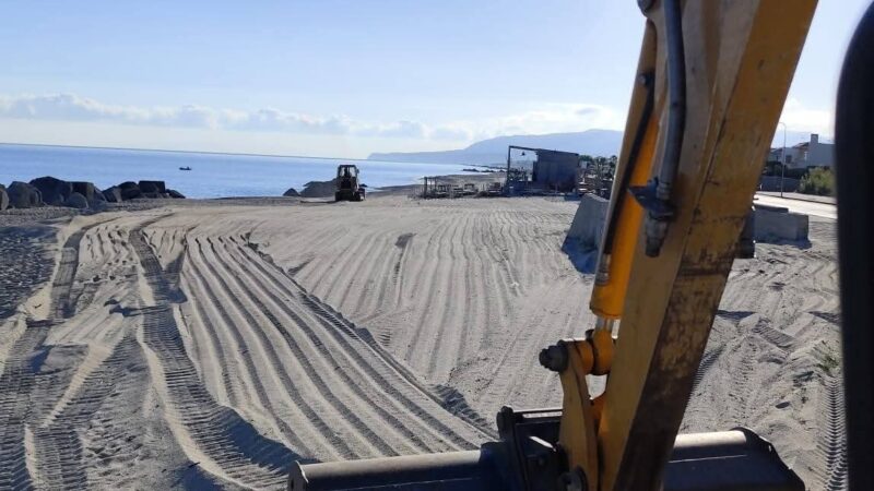 Al momento stai visualizzando Proteste ambientaliste contro l’uso di ruspe per la pulizia delle spiagge