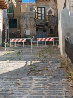 Al momento stai visualizzando Crollo di una casa a Canicattì: proprietari contro Aica e Comune per danni