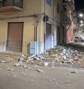 Scopri di più sull'articolo Cornicione di un palazzo crolla a Canicattì, residenti in allerta