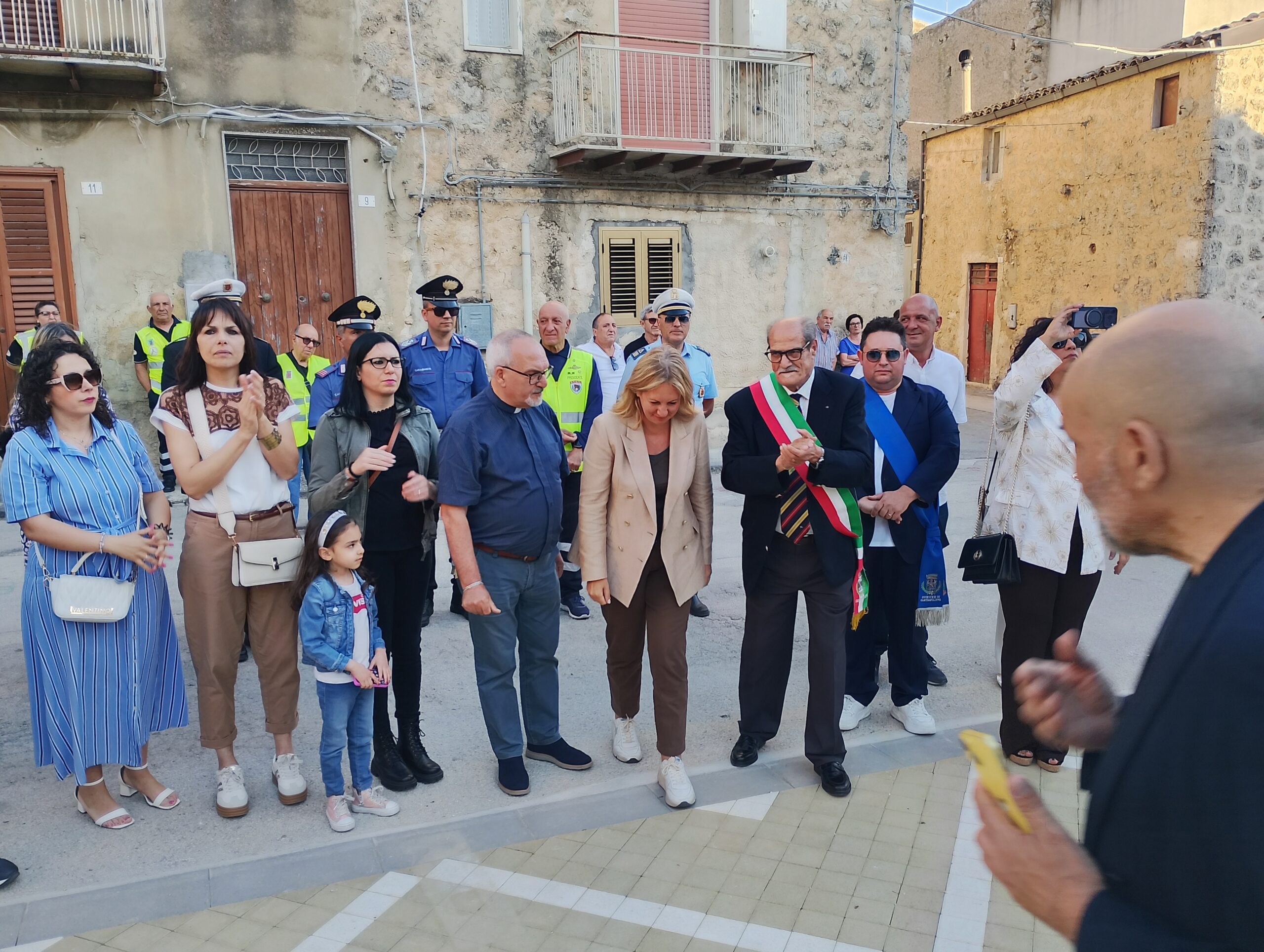 Al momento stai visualizzando Nuova piazza Savatteri a Castrofilippo: inaugurazione con interviste al Vg