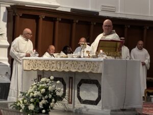 Al momento stai visualizzando Una folla numerosa celebra il Corpus Domini a Favara con grande devozione
