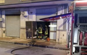 Scopri di più sull'articolo Incendio in rivendita di ciclomotori a Licata: pronti i vigili del fuoco