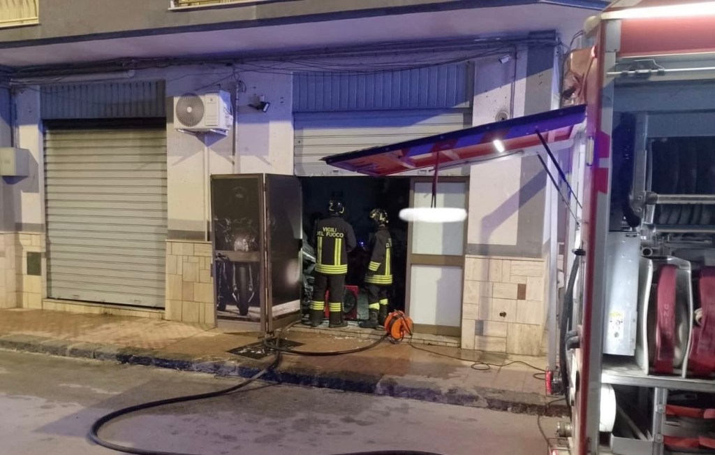 Al momento stai visualizzando Incendio in rivendita di ciclomotori a Licata: pronti i vigili del fuoco