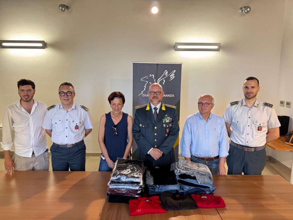 Al momento stai visualizzando La Croce Rossa Italiana riceve un’importante donazione dalla Guardia di Finanza