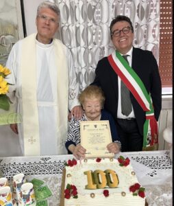Scopri di più sull'articolo Centenario di Leonarda Alesi: il sindaco Clemente porta gli auguri di Menfi