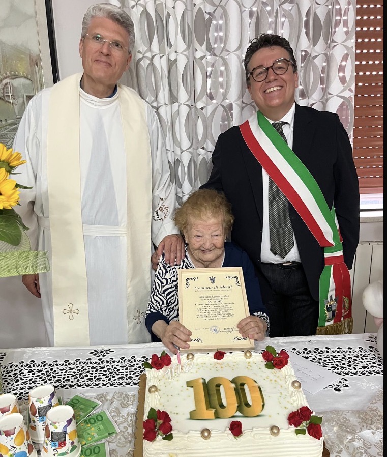 Al momento stai visualizzando Centenario di Leonarda Alesi: il sindaco Clemente porta gli auguri di Menfi